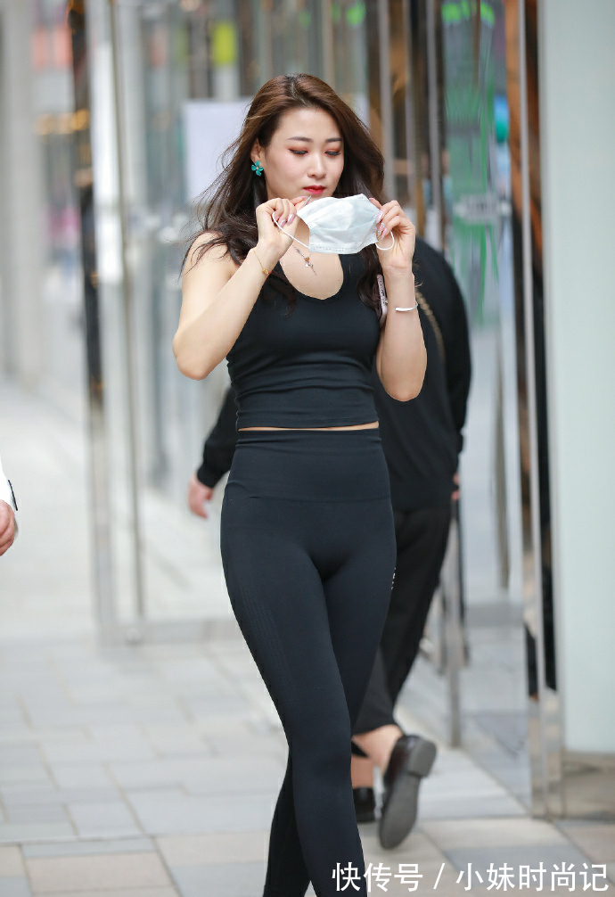 健美裤|解决初秋穿搭问题，选择小西装搭配“紧身裤”，既随性又好看
