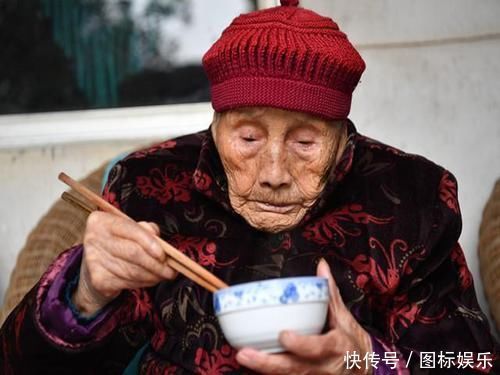 95岁老中医畅谈长寿经验:坚持4个习惯,身体越来越年轻