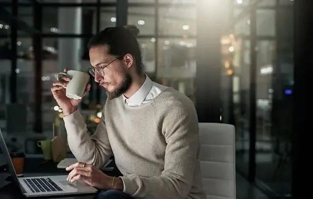 男性衰老时,晨起后一般会有5“怪像”,假如没有,恭喜还年轻