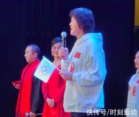 郎平|郎平穿中国队服霸气亮相春晚！接受排协任命，为中国女排出谋划策