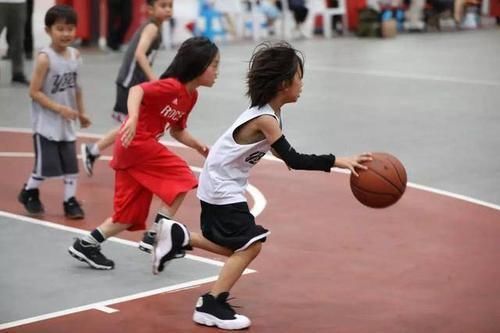 小洁|这个月是孩子长个的“黄金期”,家长若把握住了,不愁娃长不高!