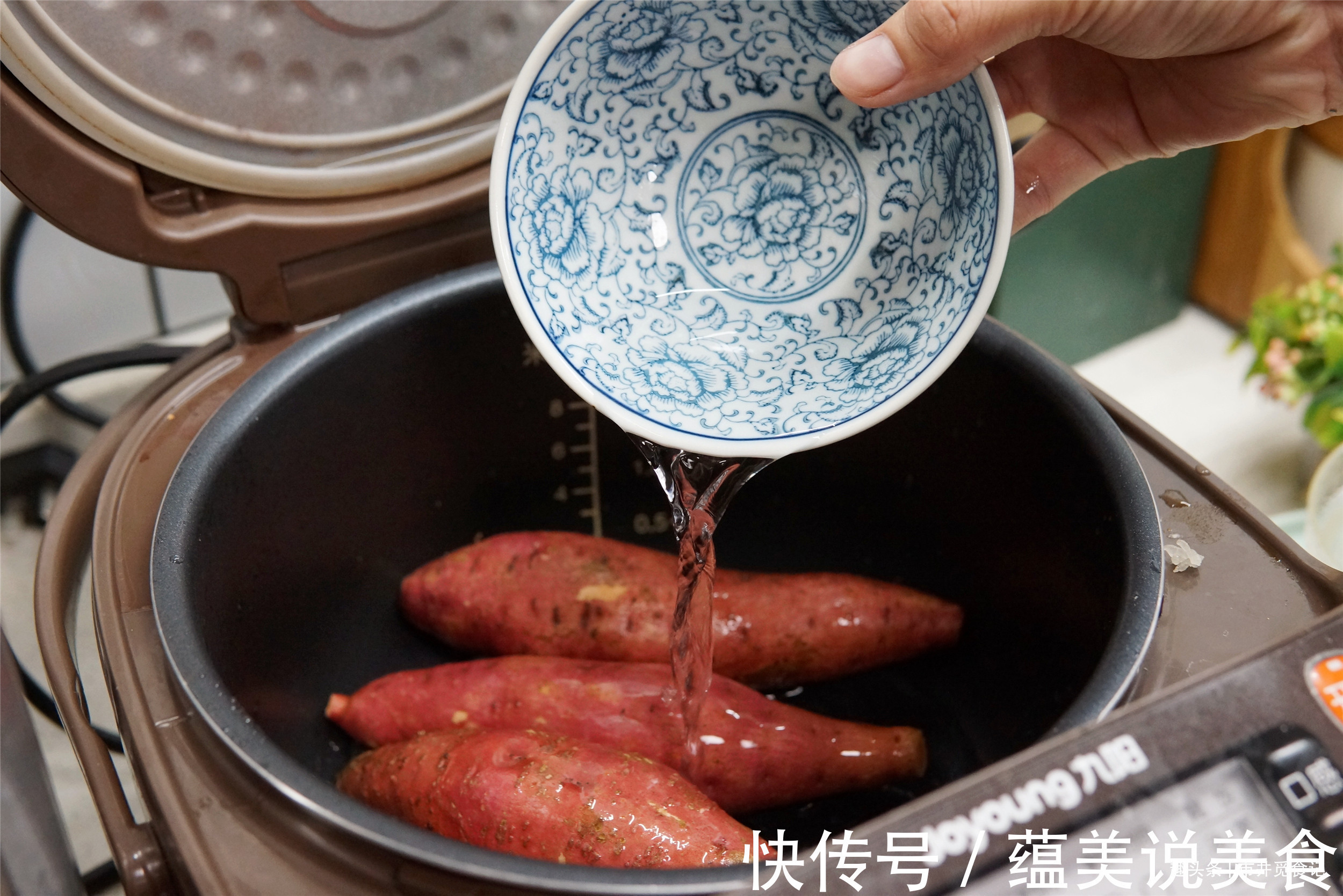 在家烤红薯，扔电饭锅里就搞定，香甜流蜜，简单实用，不用买了