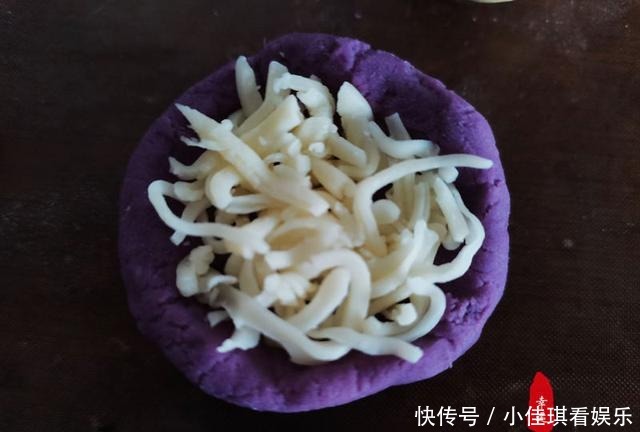 用薯泥制作甜品，过年的时候与家里的小孩一起动手，乐趣多多