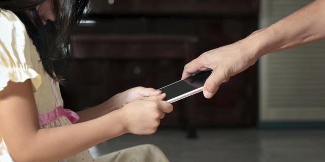 人生|妈妈,我想玩手机,两位妈妈不同的回答,决定了孩子不同人生