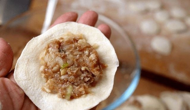 调肉馅时,有人先加水,有人先加油,顺序弄错,饺子吃着不鲜不嫩