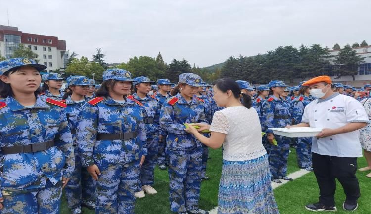 中秋|情暖中秋！青岛大学为2021级新生发放中秋月饼