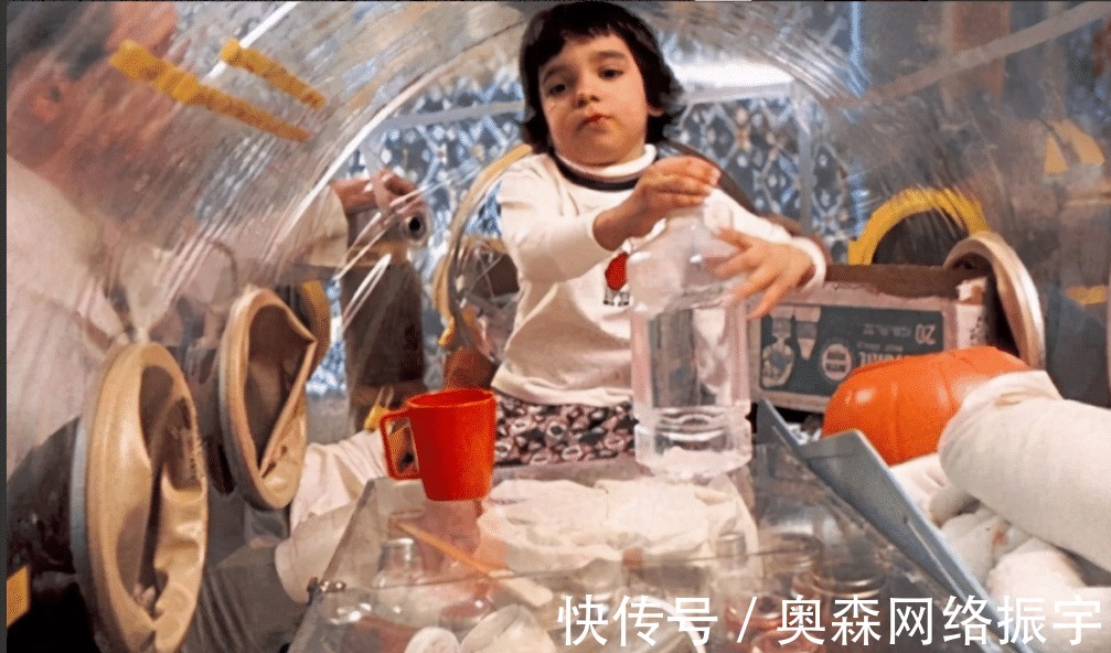 死亡|12岁才走出隔离罩的“泡泡男孩”，在死亡前第一次和妈妈拥抱