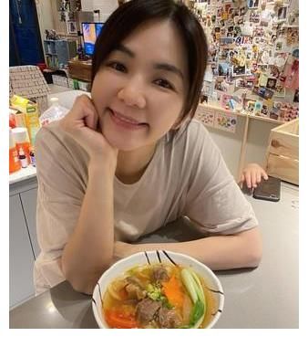 ell老公半夜追剧喊饿 Ella叹「几点了」秒变出牛肉面宠尪
