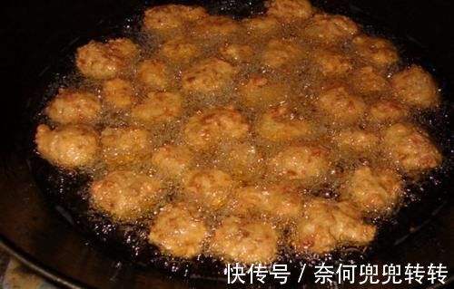 肉馅|炸肉丸怎么做才外酥里嫩?牢记“2放2不放”,肉丸炸好又酥又香