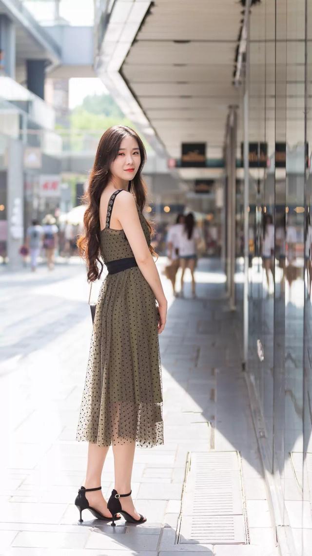街拍：身材纤瘦的小姐姐，身穿交叉式连衣裙，十分的有气质