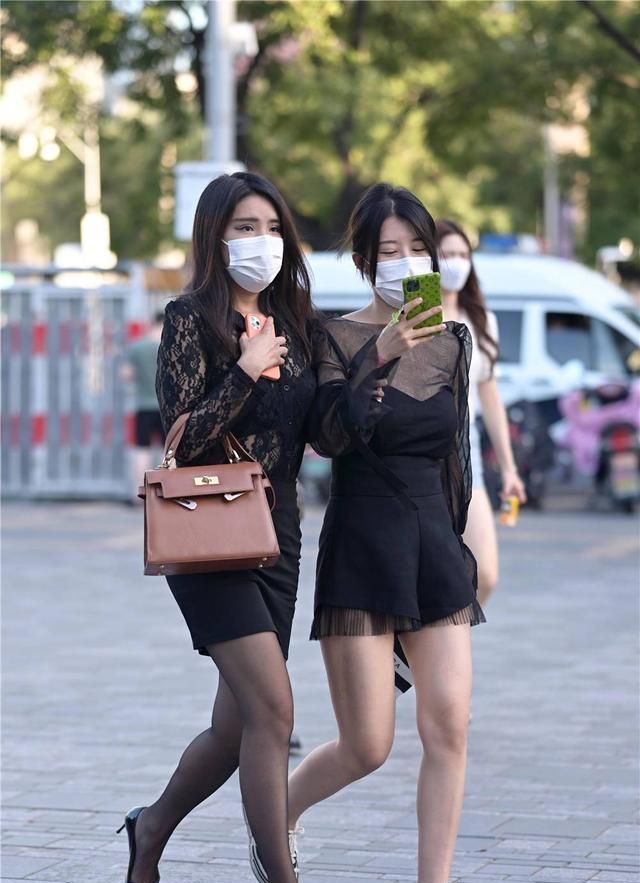 时尚|黑色丝袜，很多姑娘喜欢，初秋时节可以搭配出不一样的味道