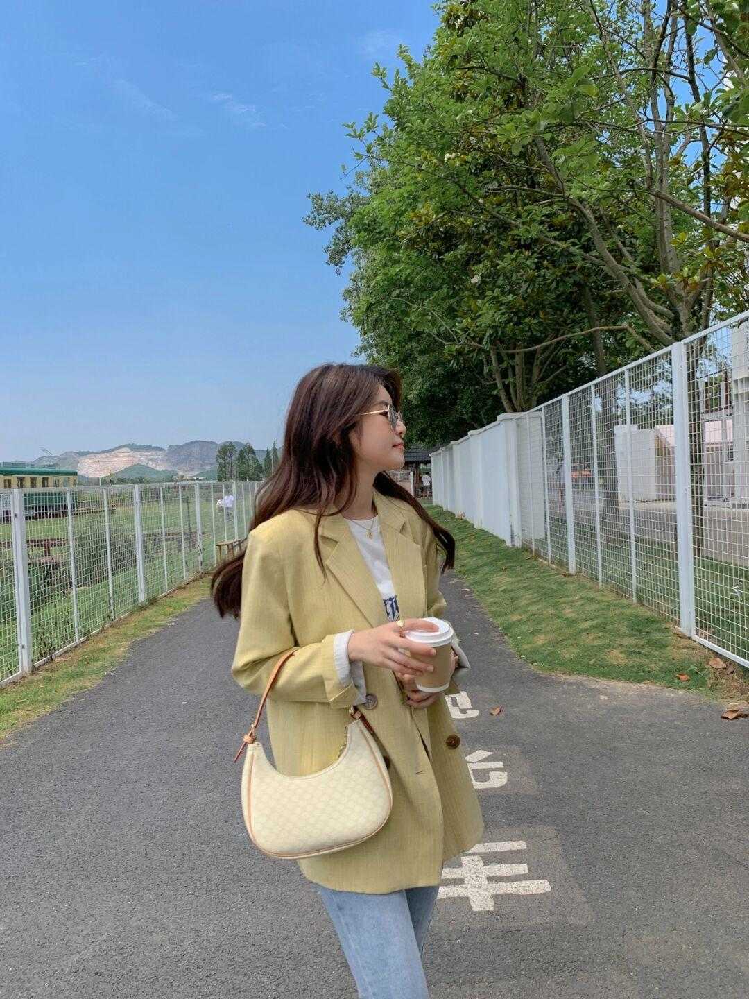 包包|2021秋冬这样穿,简约随性有气质,普通人也很轻松驾驭