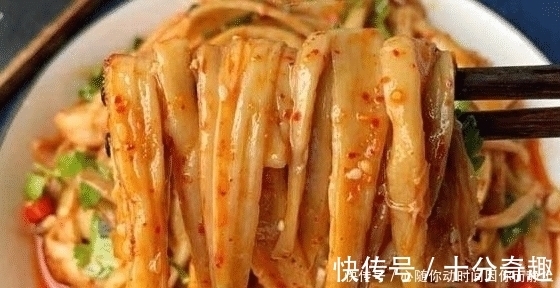 最近我家没少吃这菜，不炒不炖，上锅蒸熟，撕成条，拌上料汁，真香