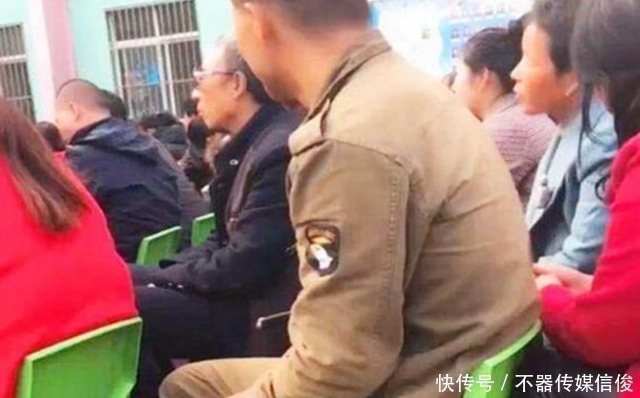 爸爸|爸爸来开家长会，穿着打扮太“惹眼”，网友：你让孩子的脸往哪放