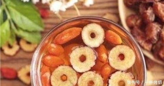 葡萄干和它泡水喝,每天睡前1杯,睡眠好了,气血足了,手脚不凉