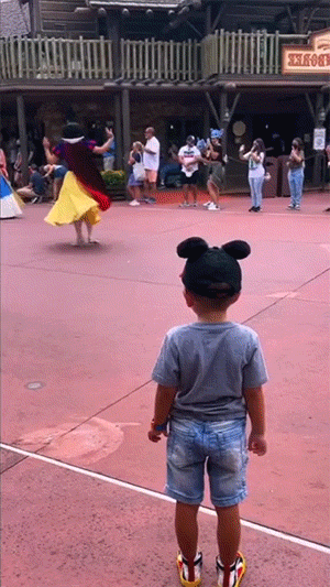 |搞笑段子王:妹子,这样招惹汪星人,不怕它生气吗