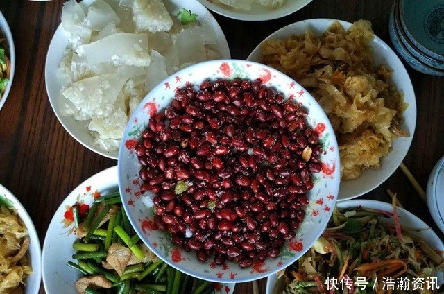 小伙带女友回农村老家,婆婆做了个菜,女友自己吃一盘!