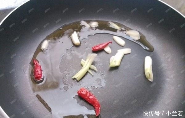 春天这海鲜“白菜价”,2元1斤,比鱼鲜嫩,比虾好吃,出锅后太香