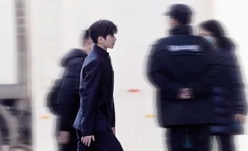 被《青你2》淘汰后,她转头参加央视选秀,和蔡徐坤再续师生缘