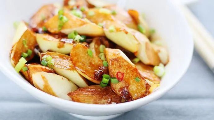 污水沟|污水沟里扒拉出来直接生吃,这是什么奇怪的美食?