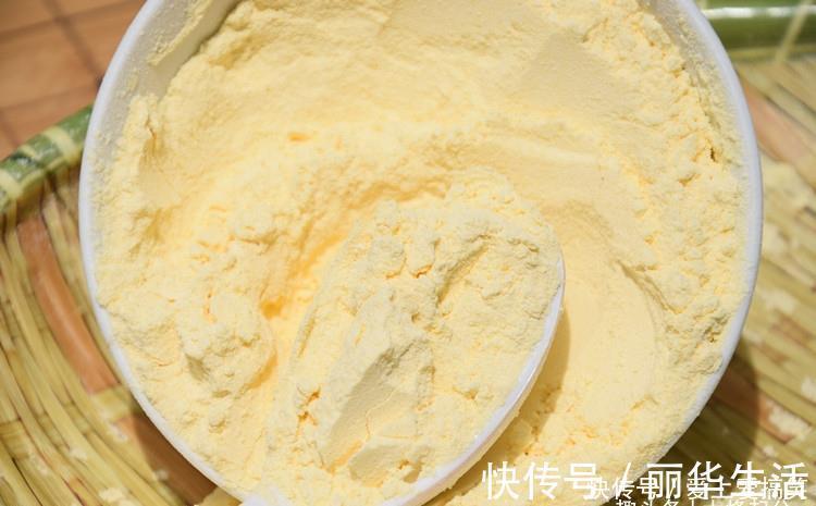 面团|粗粮玉米面做蒸饺,制作有诀窍,正确和面饺子皮才能劲道不会破