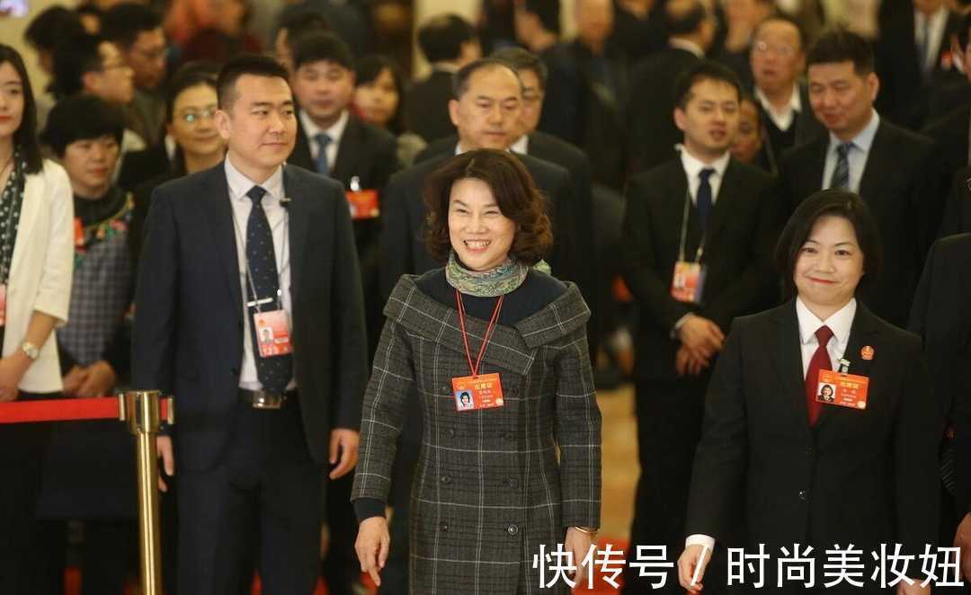 露肩|董明珠不愧是见过世面,穿露肩裙配高领打底,端庄又高级洋气