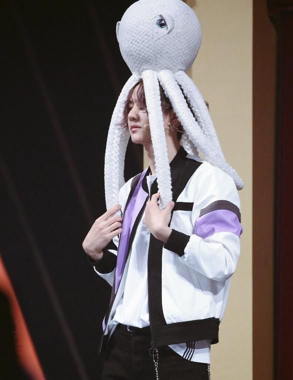 路透照|王一博以为没镜头，玩偶套头上就算了，再看他手上：本性藏不住了