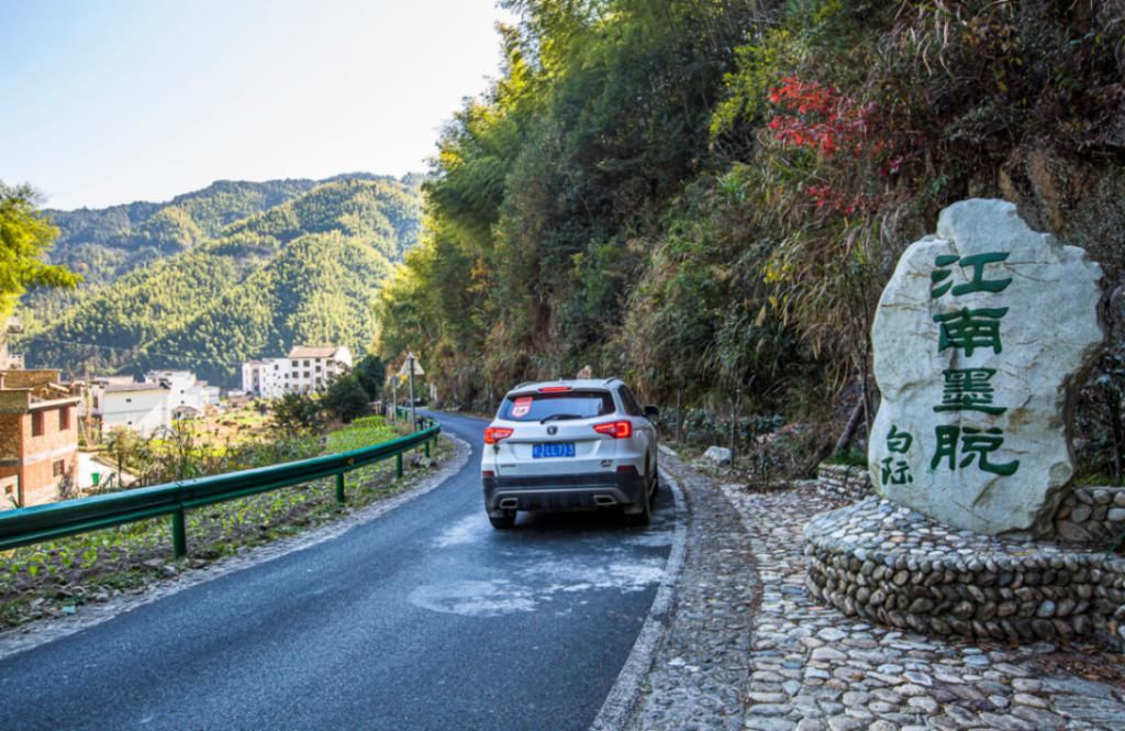 层峦|徽州3条自驾天路，串起了古徽州一半的美景，一路穿丘陵越层峦......