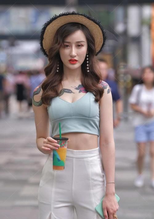 阔腿裤|美丽的背部配白色喇叭阔腿裤，配高跟鞋提升气场，温柔甜美