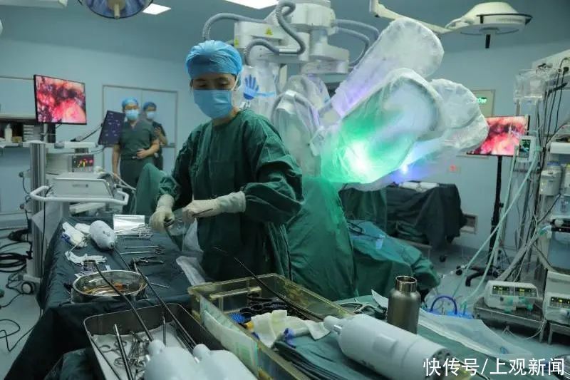 腔镜|国内首例!交大自研单孔手术机器人展身手