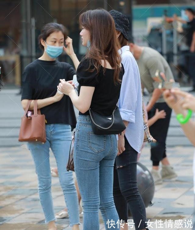 上衣 泡泡袖上衣搭配紧身牛仔裤,可爱俏皮,充满了少女感!