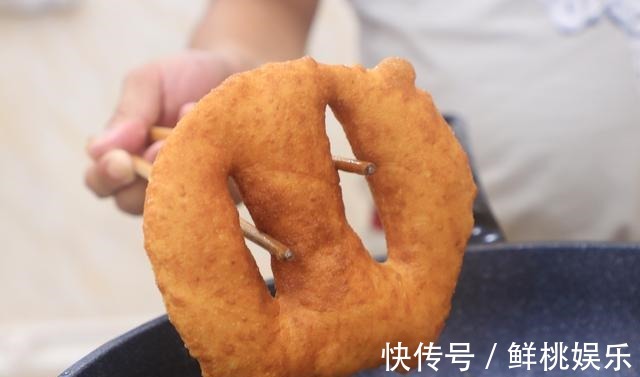 这个饼比葱油饼更好吃，早点摊上卖3块，照这个方法做，1块都不到