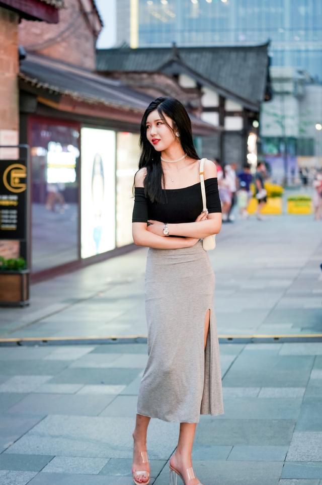 明艳|黑色一字肩搭配灰色休闲长裙, 明艳端庄, 飘逸美丽