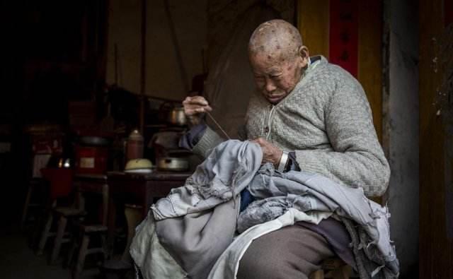 故事:老僧建议老农舍身救人,结果自己被雷击了,还不知错在哪