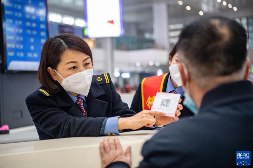 银发|“银发服务”温暖老年旅客出行之路