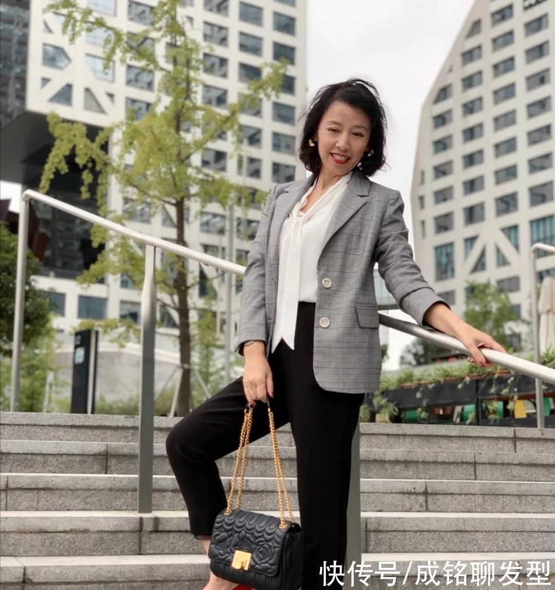 单品 五六十岁的女人别总穿黑色!学学这些中年妈妈的穿搭,时尚显年轻