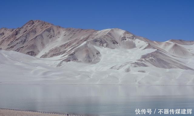 新疆白沙湖，水如镜面，边上还有一整座白沙山