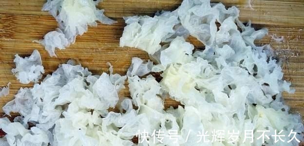 天热多喝银耳汤，煮银耳汤时，多做这2步，软糯黏稠，出胶快又多