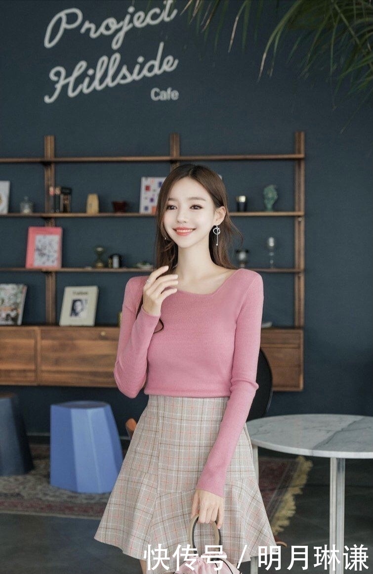 简约时尚透气羊毛打底衫搭配高腰百褶裙,穿搭甜美可爱,时尚迷人