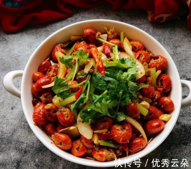 麻辣|芹菜洋葱炒龙虾尾,嘬一口龙虾尾,麻辣鲜香,好吃极啦!