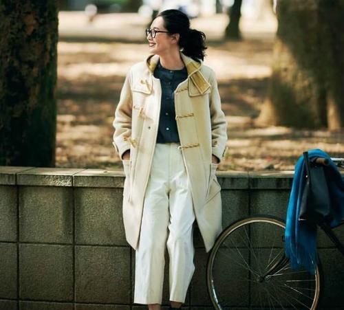 女人到了中年，这才是你该有的穿搭：大衣+烟管裤，时髦又减龄！