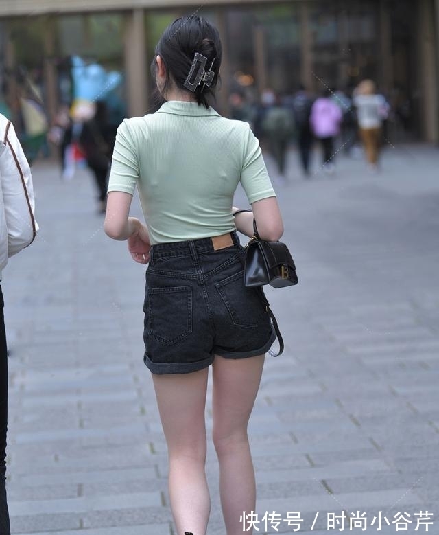 t恤|气温回暖，时髦精尝试“短裤+T恤”，秀出了清爽靓丽的造型