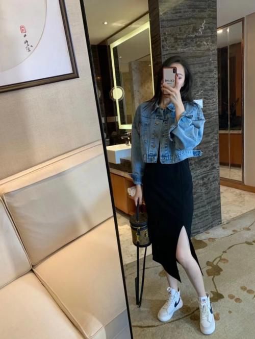 春季没有一件“牛仔装”可惜了，配裙子年轻不说还时髦，潮人都爱