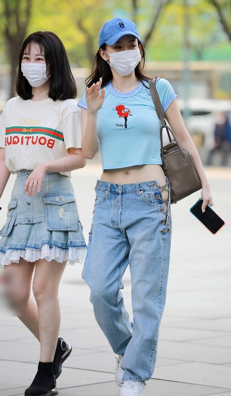 时髦|小姐姐用链条栓裤子，增加自身一定的气质美