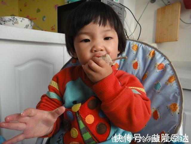 食物|劝告:3岁前,4种食物不是疼孩子,是害孩子,还有家长给娃吃