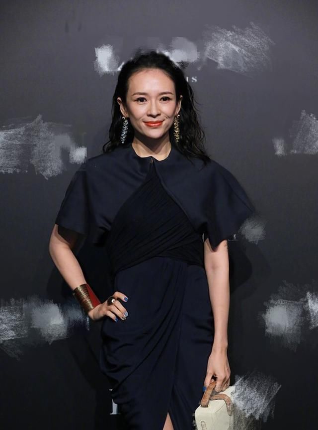 不怕老婆吃醋？汪峰深夜聚会送美女回家，章子怡产后忙捞金显疲惫