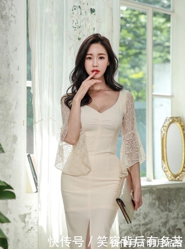 连身裙 模特连身裙的打扮很美,手拿包包显时髦贵气