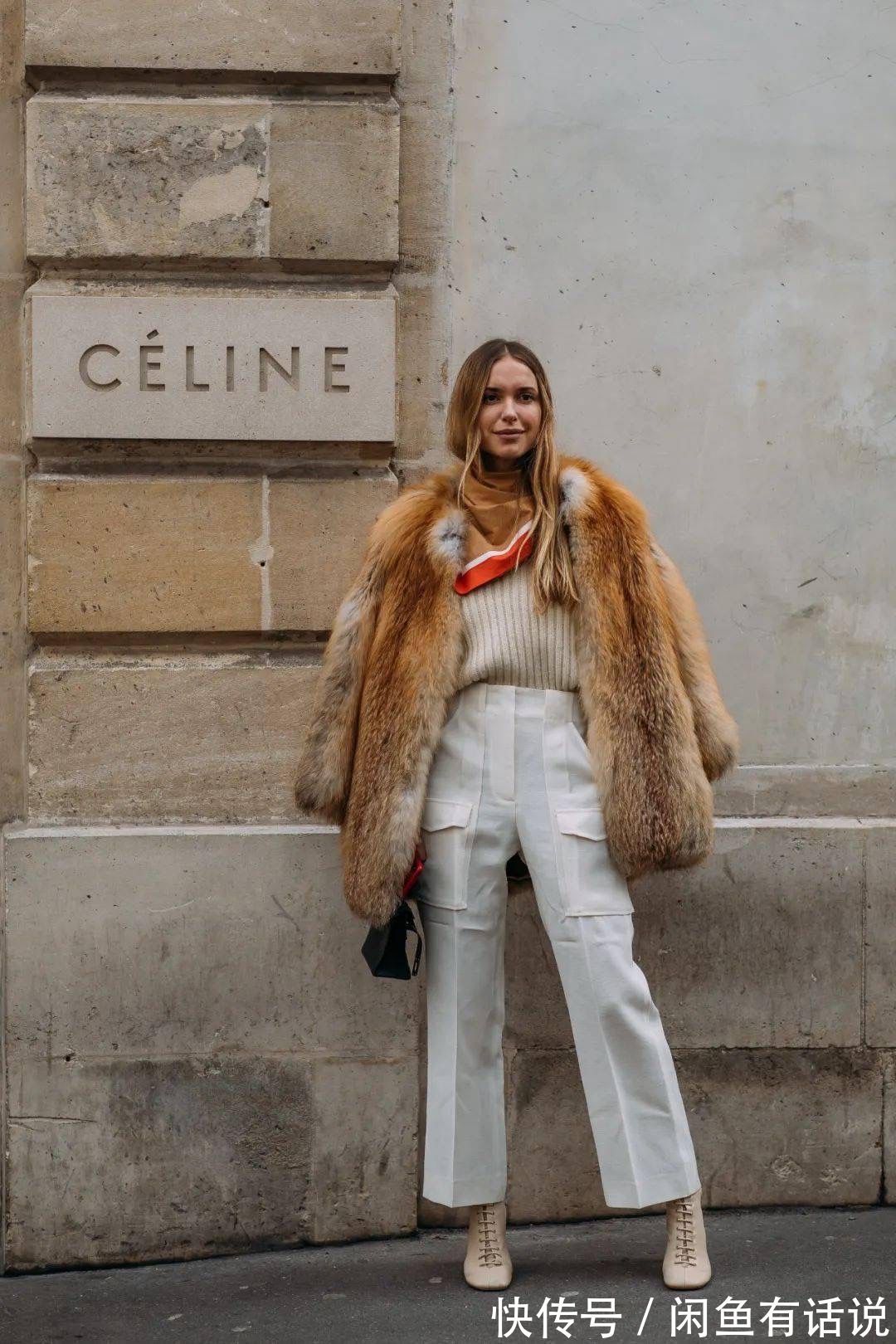 面料 今年的大衣流行带“毛毛”,穿着保暖又显贵,女人上了年纪也能穿