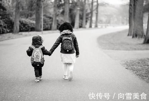 孩子|“超暖姐姐”火了，怕弟弟着凉揣怀里取暖，网友：打弟弟要趁早