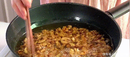 别再买坚果零食吃了，自己在家就能做，酥脆香甜，没有一点苦涩味！